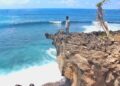Pemandangan lautan biru dari tebing Pantai Leppu