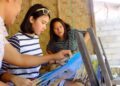 Wisatawan belajar menenun kain songket di Sukarara