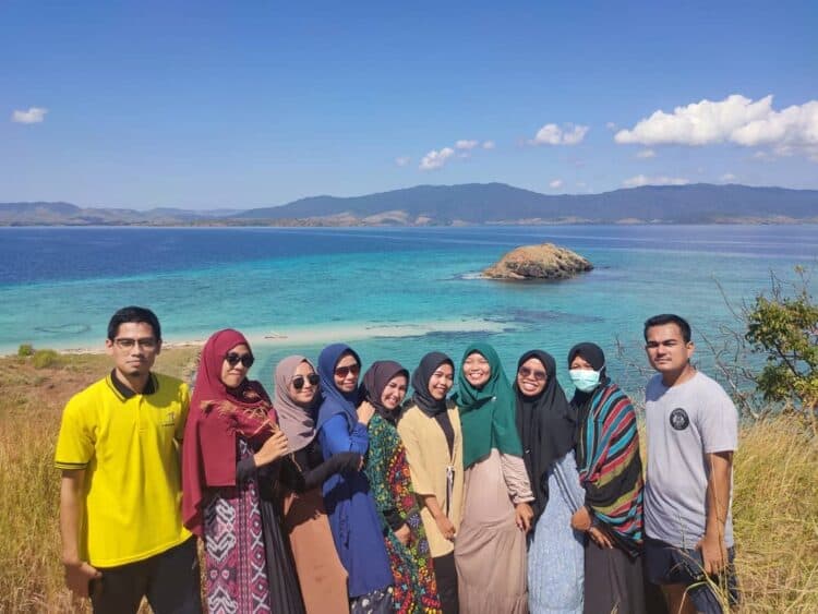 Wisatawan berlibur bersama teman-teman di Pulau Nisa Pudu
