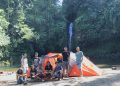 Wisatawan mendirikan tenda di pinggiran aliran Air Terjun Tibu Sedalem