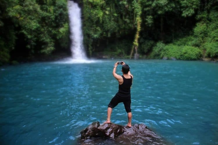 Seorang wisatawan mempotrait keindahan Air Terjun Tibu Sedalem