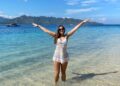 Wisatawan menikmati keindahan pantai Gili Air