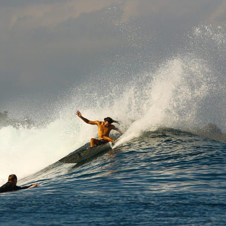 Kegaiatan surfing di Pantai Lakey Dompu