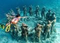 Wisatawan bersnorkeling di bawah laut Gili Meno