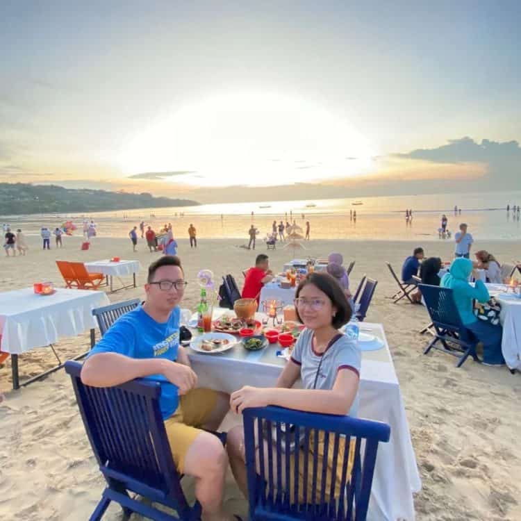 Wisatawan menikmati makanan seafood di Pantai Jimbaran Bali