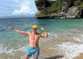 Wisatawan berada di tepi Pantai Balangan Bali