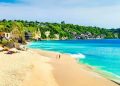 Pemandangan pasir putih dan lautan biru di Pantai Dreamland Bali