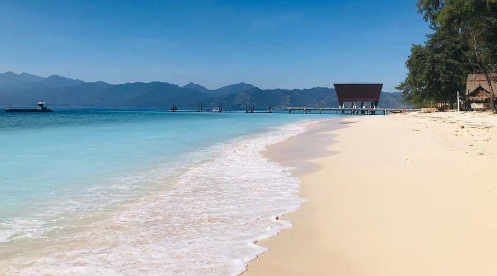 Hamparan pasir putih dan laut yang tenang di Gili Meno Lombok