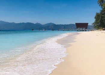 Hamparan pasir putih dan laut yang tenang di Gili Meno Lombok