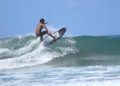 Wisatawan surfing di Pantai Seminyak Bali