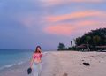 Wisatawan berkeliling di tepi Pantai Gili Meno Lombok