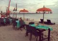 Suasana Pantai Jimbaran Bali dengan payung Bali