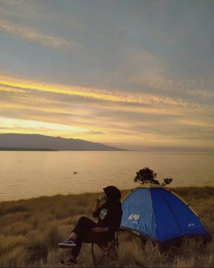 Wisatawan camping di atas puncak bukit Doro Matompo