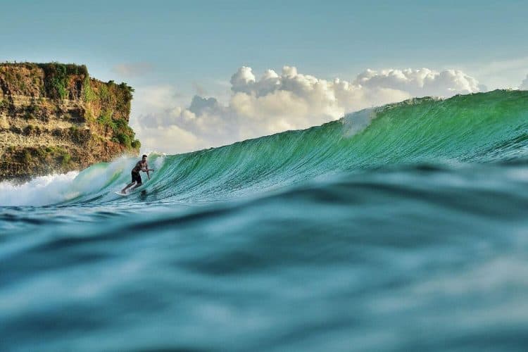 Kegiatan surfing di Panti Balangan Bali