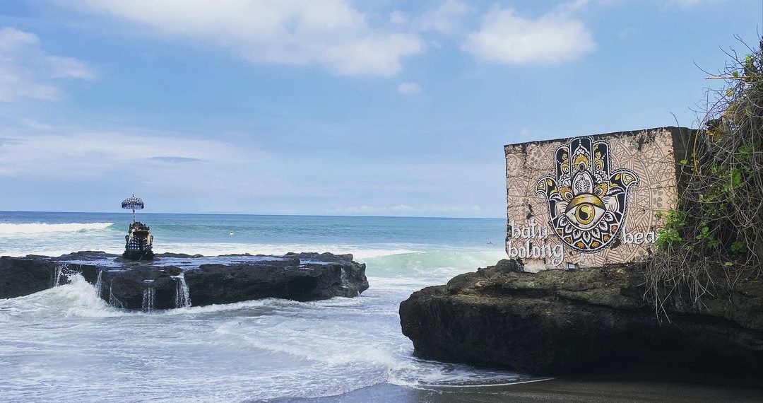 Pemandangan tepi Pantai Batu Bolong Bali