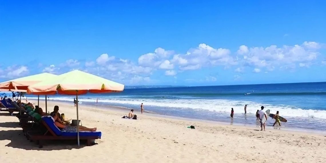 Pemandangan indah hamparan pasir putih di Pantai Legian