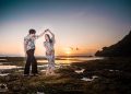 Sepasang kekasih berfoto romantis ketika sunset di Pantai Nyang Nyang
