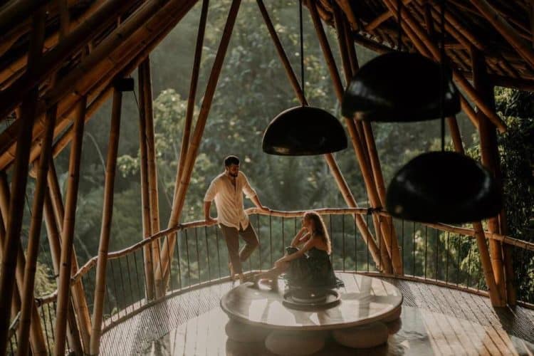 Sepasang kekasih berada di teras Sharma Springs Bamboo Bali