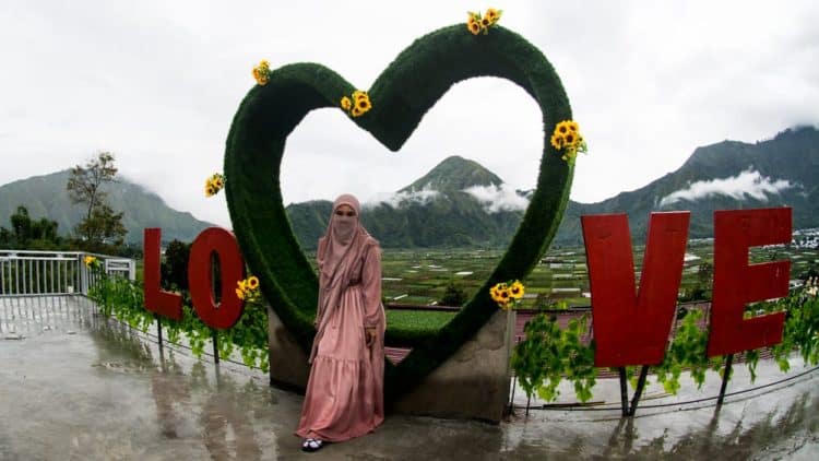 Spot foto bentuk Love di Taman Surga Rinjani