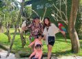Wisatawan satu keluarga belibur di Bali Bird Park