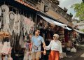 Pengunjung berkeliling di Pasar Seni Ubud