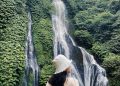 Wisatawan melihat keindahan Air Terjun Banyumala