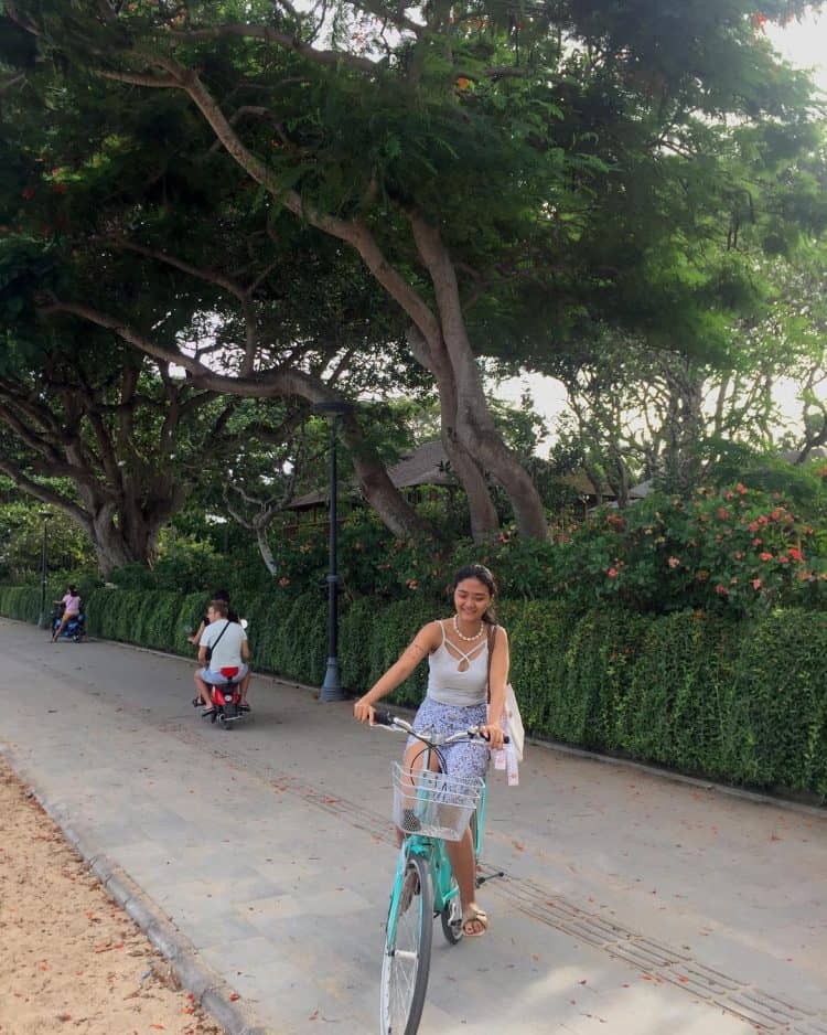 Berkeliling dengan sepeda di kawasan wisata Sanur