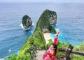 Wisatawan menikmati pemandangan indah tebing Nusa Penida