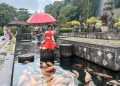 Wisatawan menikmati keindahan kolam Tirta Gangga
