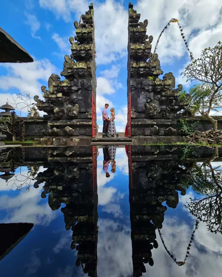 Pemandangan gapura dan air kolam di Pura Besakih Bali