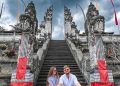 Dua wisatawan duduk di anak tangga Pura Lempuyang