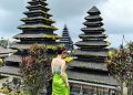 Wisatawan asing sedang melihat bangunan Pura di Bali