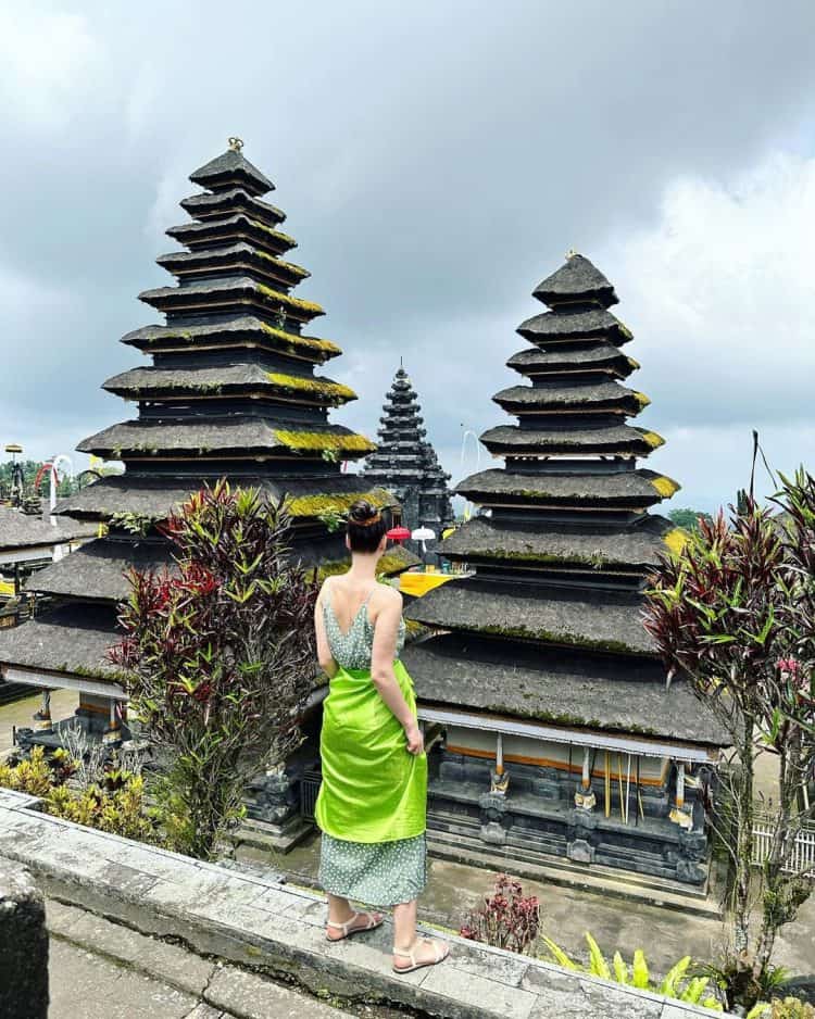 Wisatawan asing sedang melihat bangunan Pura di Bali
