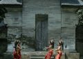 Tiga penari anak di depan Pura Alas Kedaton
