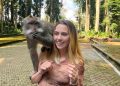 Wisatawan bermain bersama monyet di objek wisata Sangeh